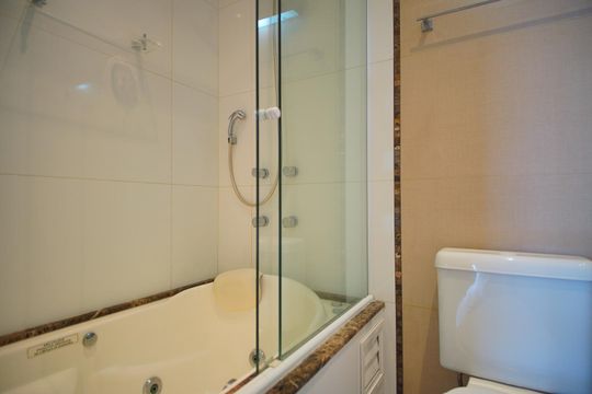 Banheiro Corredor de apartamento para alugar com 3 quartos, 88m² em Vila Ipiranga, Porto Alegre