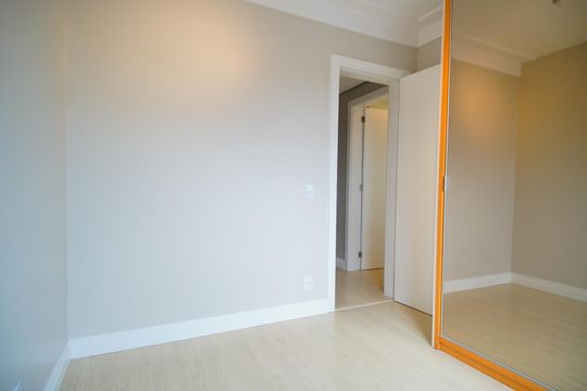 Quarto 2 de apartamento para alugar com 3 quartos, 88m² em Vila Ipiranga, Porto Alegre