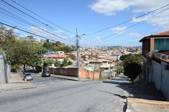 Vista da Rua de casa à venda com 2 quartos, 88m² em Jardim Vitoria, Belo Horizonte