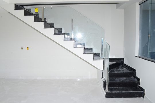 Escada de casa à venda com 2 quartos, 88m² em Jardim Vitoria, Belo Horizonte