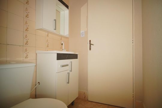 Banheiro Corredor de apartamento para alugar com 2 quartos, 67m² em Agronomia, Porto Alegre