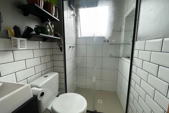 Banheiro social de apartamento à venda com 2 quartos, 40m² em Canudos, Novo Hamburgo