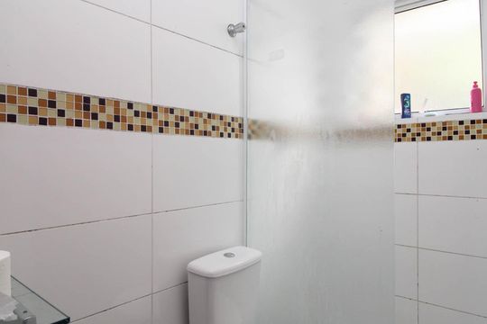Banheiro Suíte de casa à venda com 2 quartos, 180m² em Parque Pinheiros, São Paulo