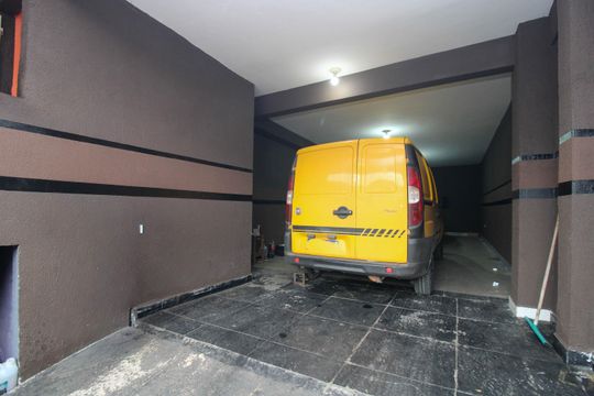 Garagem de casa à venda com 2 quartos, 180m² em Parque Pinheiros, São Paulo