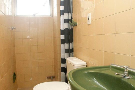 Banheiro de kitnet/studio para alugar com 1 quarto, 28m² em Menino Deus, Porto Alegre
