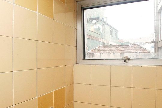 Banheiro de kitnet/studio para alugar com 1 quarto, 28m² em Menino Deus, Porto Alegre