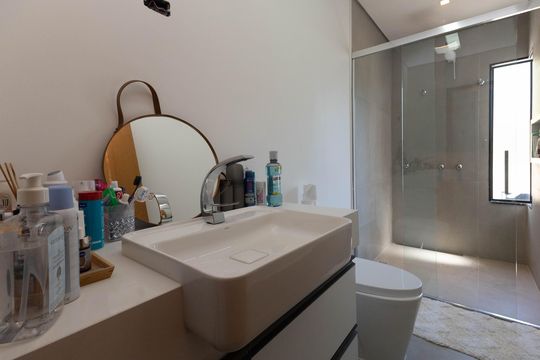 Banheiro da Suíte 2 de casa de condomínio para alugar com 4 quartos, 298m² em Tremembé, São Paulo