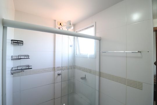 Banheiro de apartamento para alugar com 1 quarto, 53m² em Tibery, Uberlândia
