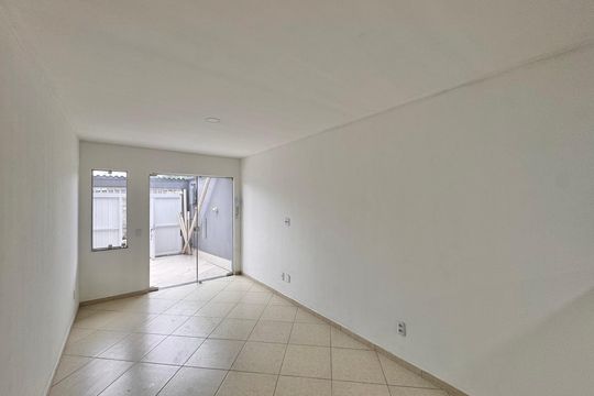 Sala de casa de condomínio para alugar com 2 quartos, 88m² em Vargem Grande, Rio de Janeiro
