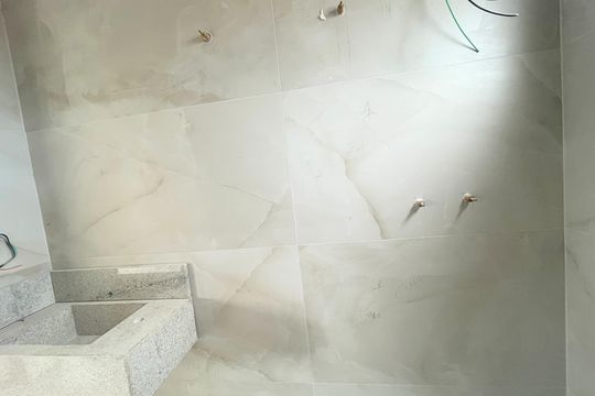 Banheiro social de apartamento à venda com 2 quartos, 51m² em Indaiá, Belo Horizonte