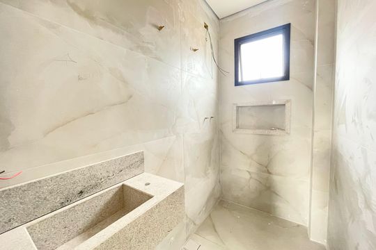 Banheiro social de apartamento à venda com 2 quartos, 51m² em Indaiá, Belo Horizonte
