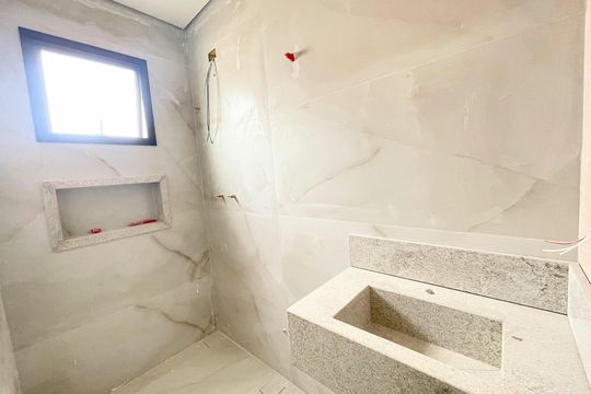 Banheiro da suíte de apartamento à venda com 2 quartos, 51m² em Indaiá, Belo Horizonte