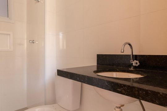 Banheiro de apartamento à venda com 2 quartos, 36m² em Guaianases, São Paulo