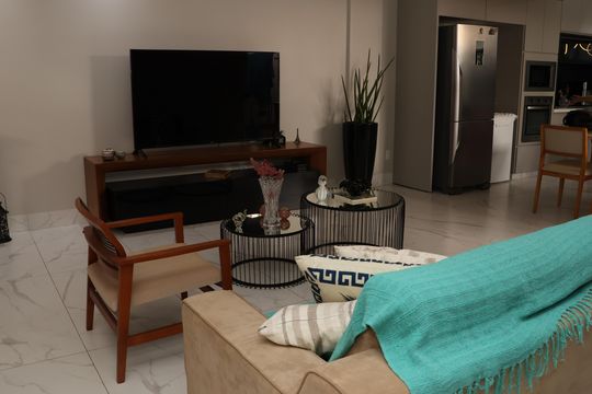 Sala de casa de condomínio à venda com 3 quartos, 125m² em Vila Jardim Vitoria, Goiânia