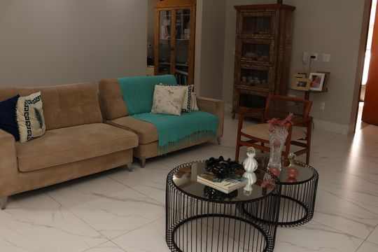 Sala de casa de condomínio à venda com 3 quartos, 125m² em Vila Jardim Vitoria, Goiânia