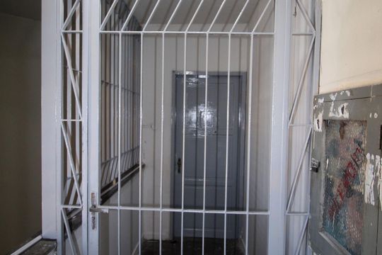 Porta de acesso de apartamento à venda com 3 quartos, 55m² em Brás de Pina, Rio de Janeiro