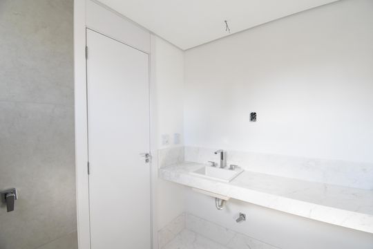 Banheiro da Suíte 1 de apartamento à venda com 3 quartos, 136m² em Centro, Curitiba