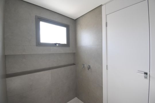 Banheiro da Suíte 1 de apartamento à venda com 3 quartos, 136m² em Centro, Curitiba