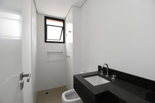 Banheiro de apartamento à venda com 2 quartos, 51m² em Centro, Curitiba
