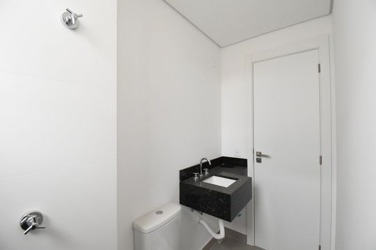 Banheiro de apartamento à venda com 2 quartos, 50m² em Centro, Curitiba
