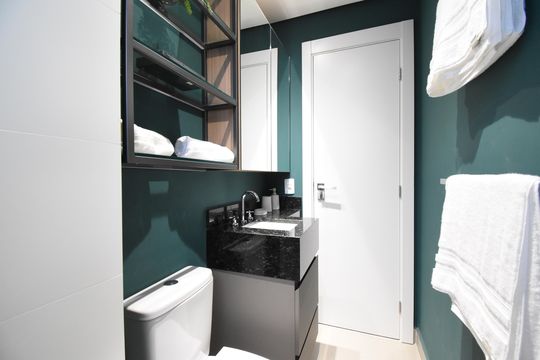 Banheiro de apartamento à venda com 2 quartos, 51m² em Centro, Curitiba