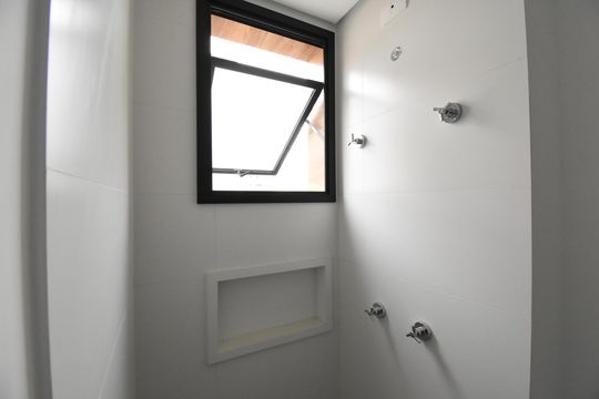 Banheiro de apartamento à venda com 2 quartos, 51m² em Centro, Curitiba
