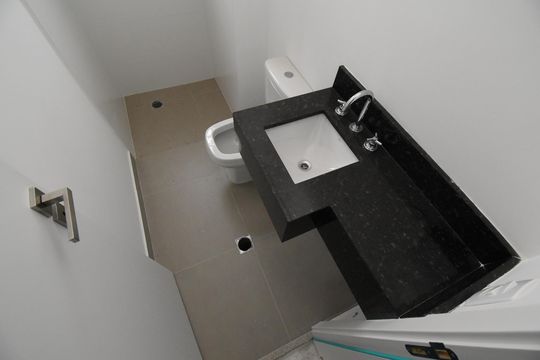 Banheiro de apartamento à venda com 2 quartos, 51m² em Centro, Curitiba