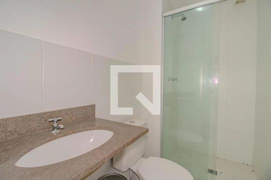 Banheiro de apartamento para alugar com 3 quartos, 66m² em Farrapos, Porto Alegre