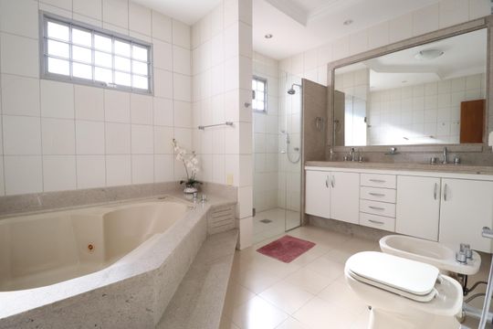 Banheiro da Suíte 2 de casa para alugar com 6 quartos, 461m² em Santa Mônica, Uberlândia