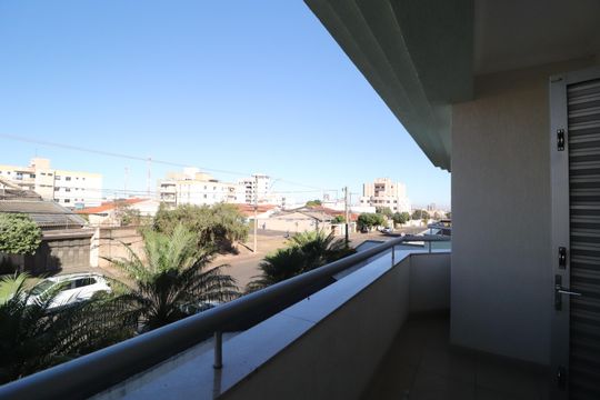 Varanda da Suíte 2 de casa para alugar com 6 quartos, 461m² em Santa Mônica, Uberlândia