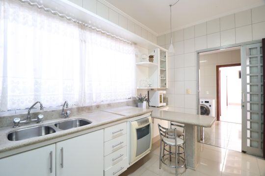 Cozinha de casa para alugar com 6 quartos, 461m² em Santa Mônica, Uberlândia