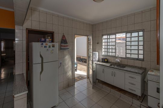 Cozinha  de casa à venda com 3 quartos, 111m² em Parque Bandeirantes I (nova Veneza), Sumaré