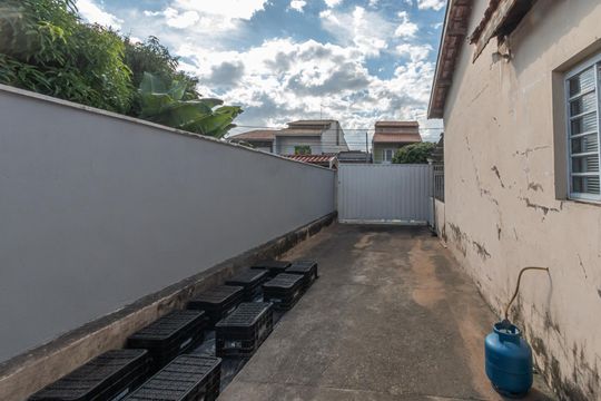 Quintal  de casa à venda com 3 quartos, 111m² em Parque Bandeirantes I (nova Veneza), Sumaré