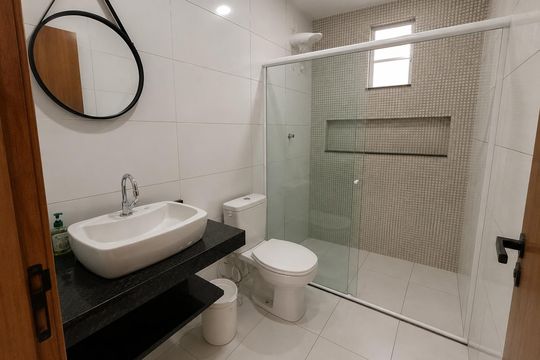 Banheiro social de apartamento para alugar com 2 quartos, 60m² em Passo d’Areia, Porto Alegre