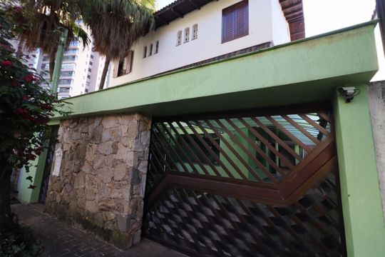 Fachada de casa à venda com 3 quartos, 300m² em Vila Yara, Osasco