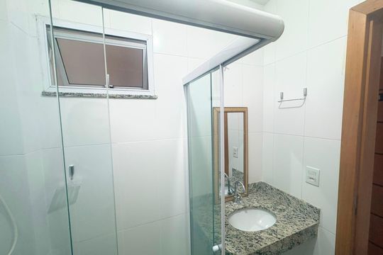 Banheiro social de kitnet/studio para alugar com 1 quarto, 30m² em Setor Oeste, Goiânia