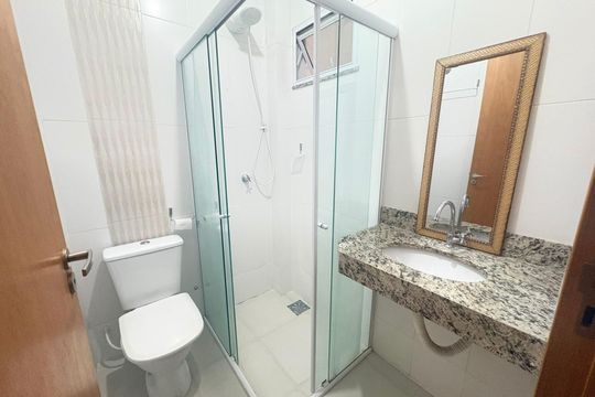 Banheiro social de kitnet/studio para alugar com 1 quarto, 30m² em Setor Oeste, Goiânia