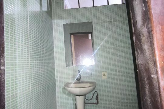 Banheiro social de kitnet/studio para alugar com 1 quarto, 28m² em Suzana, Belo Horizonte