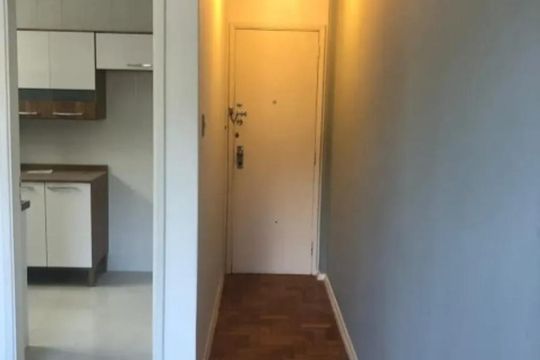 Corredor de apartamento para alugar com 1 quarto, 58m² em Vila Ipiranga, Porto Alegre