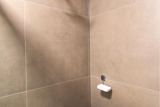 Detalhe do banheiro de kitnet/studio à venda com 1 quarto, 35m² em Cristo Rei, Curitiba