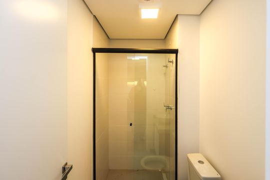 Banheiro de kitnet/studio para alugar com 1 quarto, 29m² em Vila Dom Pedro I, São Paulo