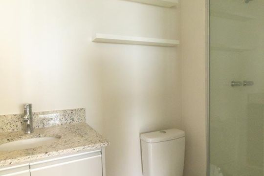 Banheiro Social de kitnet/studio à venda com 1 quarto, 32m² em Água Verde, Curitiba
