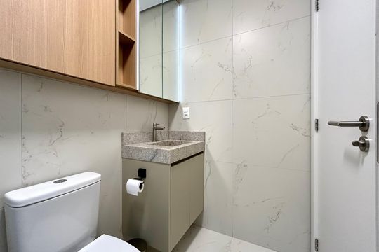 Banheiro de kitnet/studio para alugar com 1 quarto, 39m² em Saco dos Limões, Florianópolis