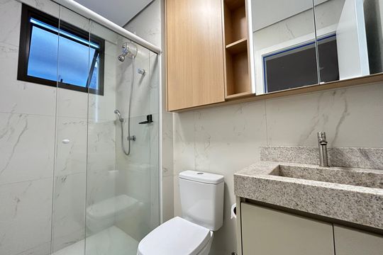 Banheiro de kitnet/studio para alugar com 1 quarto, 39m² em Saco dos Limões, Florianópolis