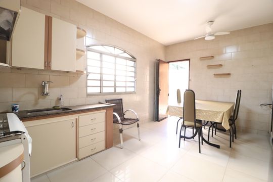 Cozinha de casa para alugar com 3 quartos, 312m² em Brasil, Uberlândia