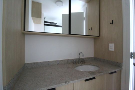 Banheiro de kitnet/studio para alugar com 1 quarto, 30m² em Indianópolis, São Paulo
