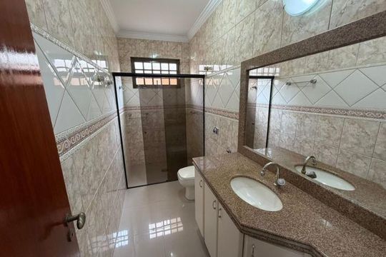 Banheiro de casa para alugar com 3 quartos, 230m² em Santa Mônica, Uberlândia
