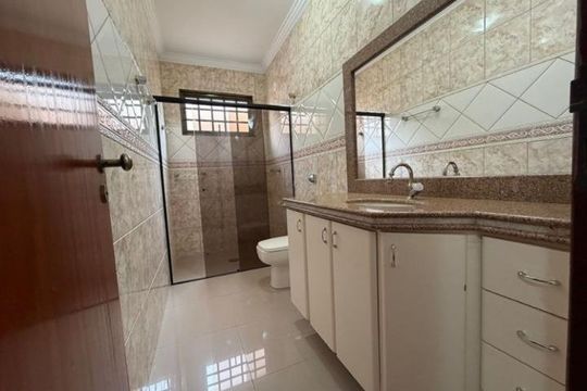 Banheiro de casa para alugar com 3 quartos, 230m² em Santa Mônica, Uberlândia