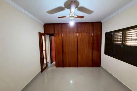 Quarto de casa para alugar com 3 quartos, 230m² em Santa Mônica, Uberlândia