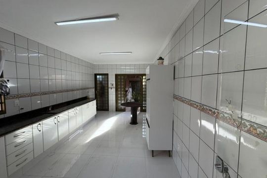 Cozinha de casa para alugar com 3 quartos, 230m² em Santa Mônica, Uberlândia